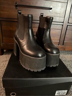 Platform Chelsea Ankle Boots in Black by